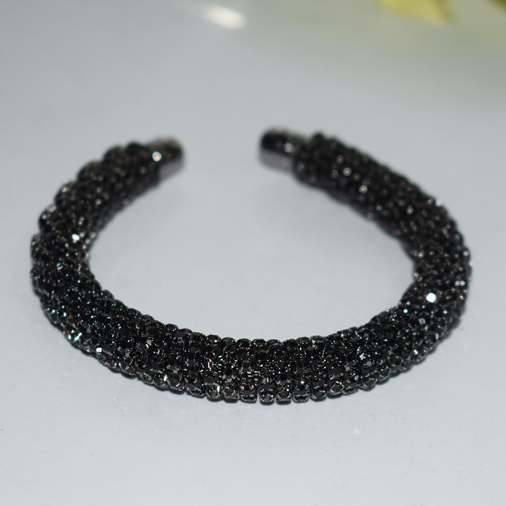 Holding necklace set