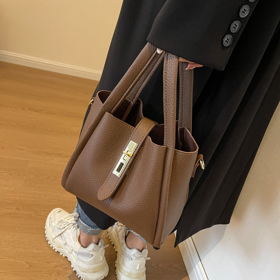 Basket-shaped shoulder bag with a water bucket attached
