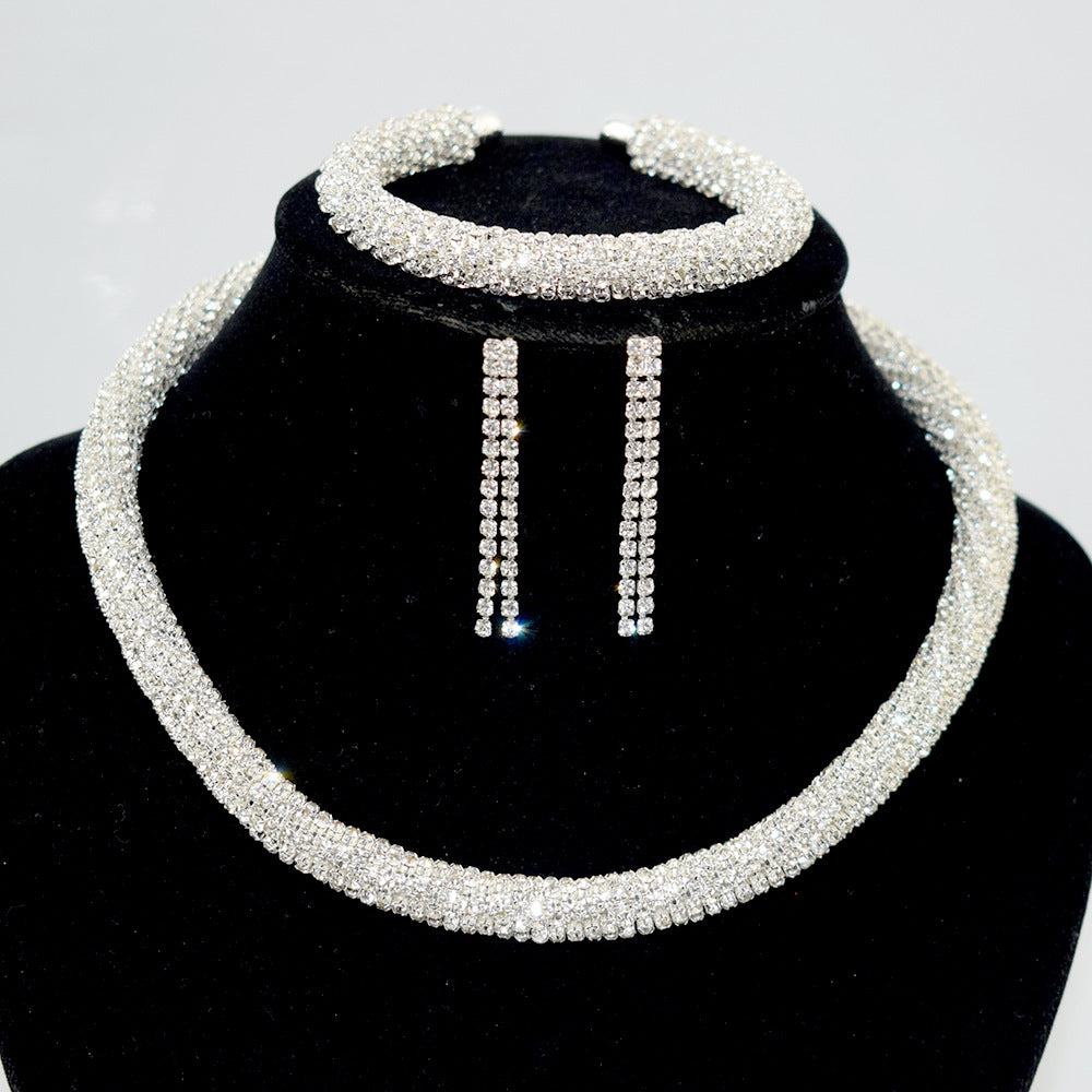 Holding necklace set