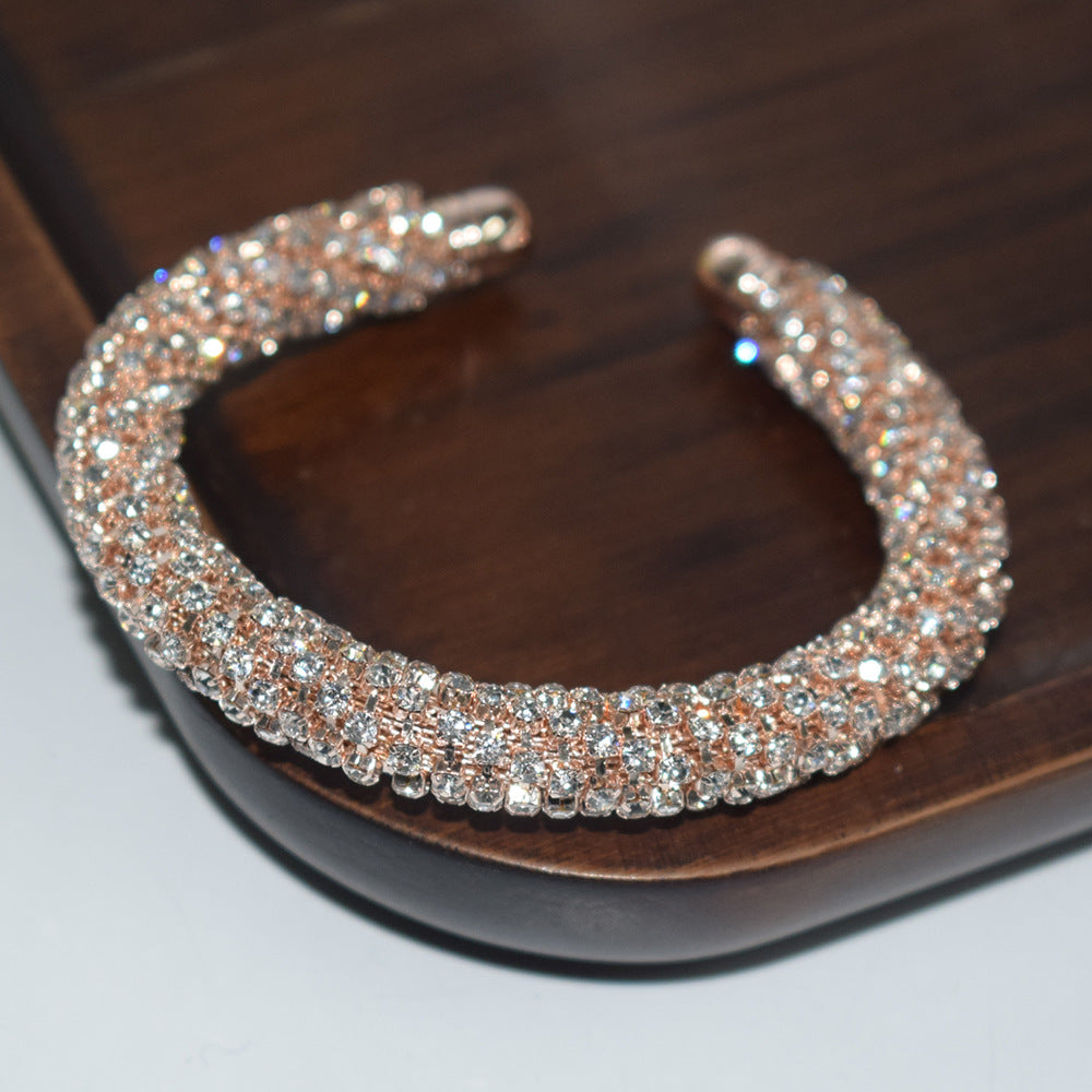 Holding necklace set