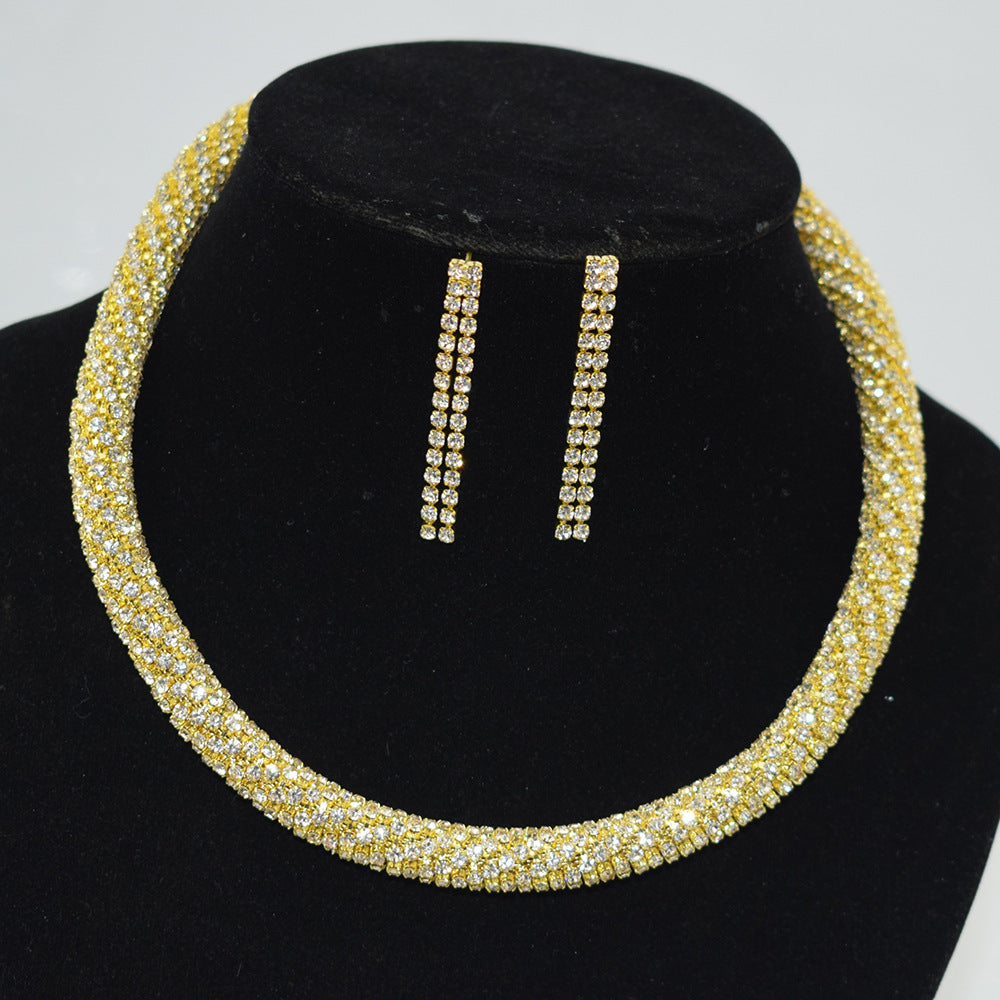 Holding necklace set