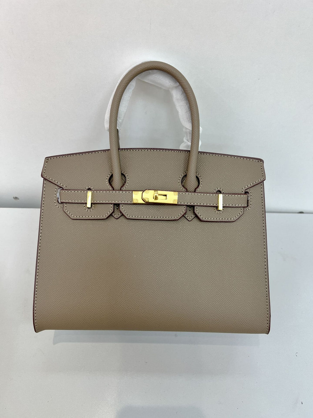 Outer sewn commuter single-shoulder handbag