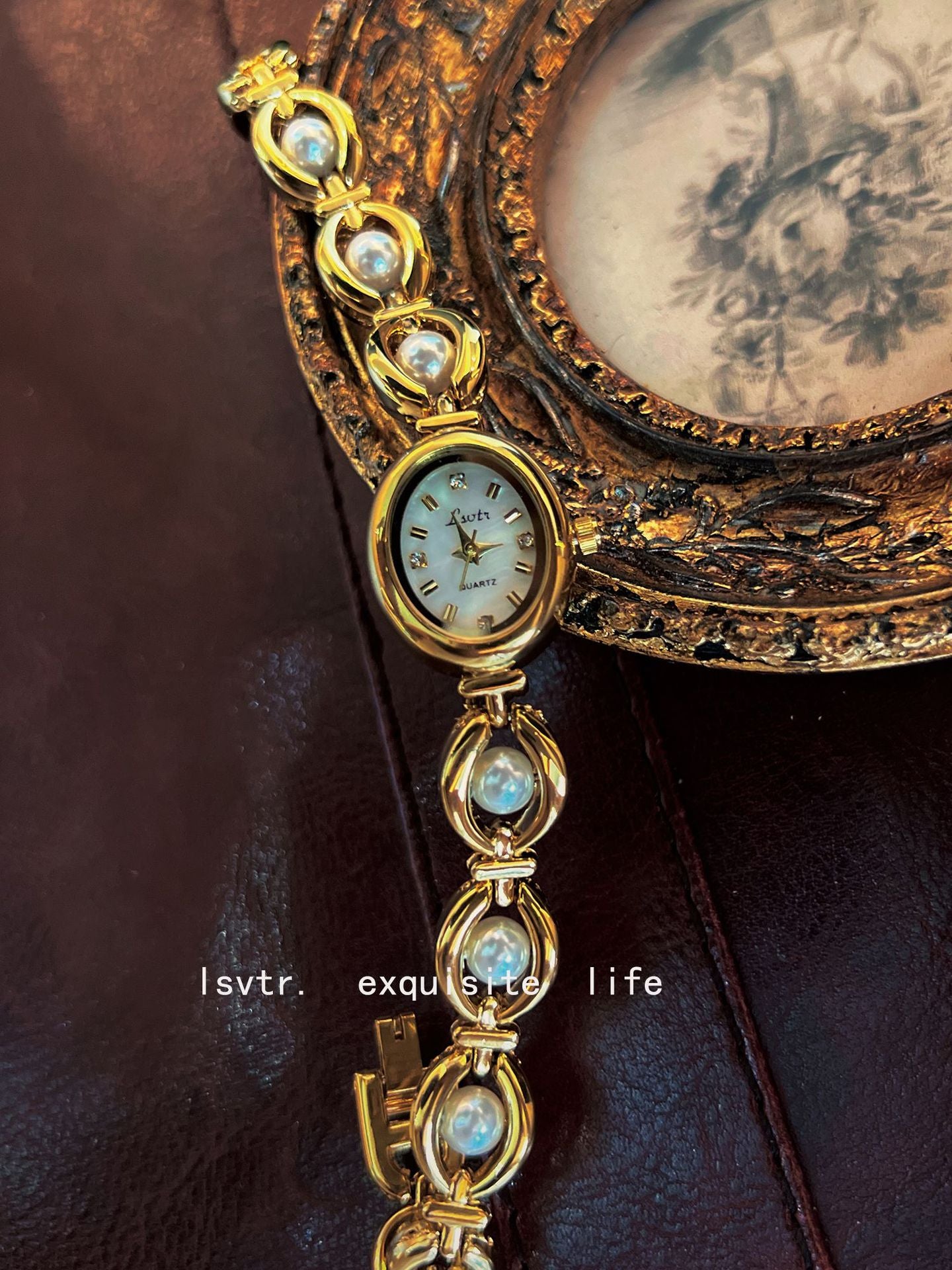 A mid-history light luxury imitation pearl watch with elegant bracelet for women