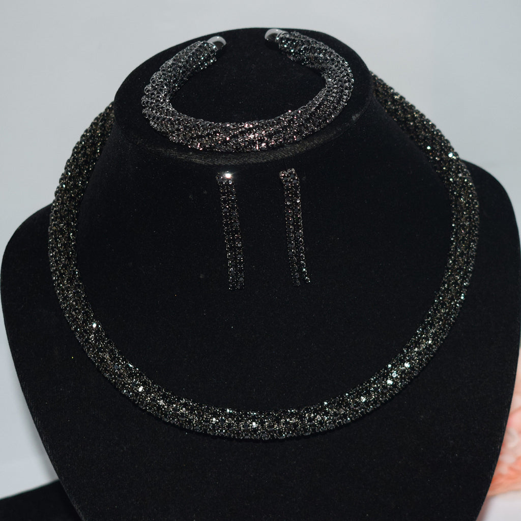 Holding necklace set