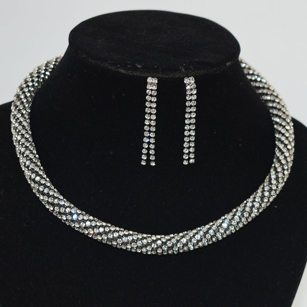 Holding necklace set