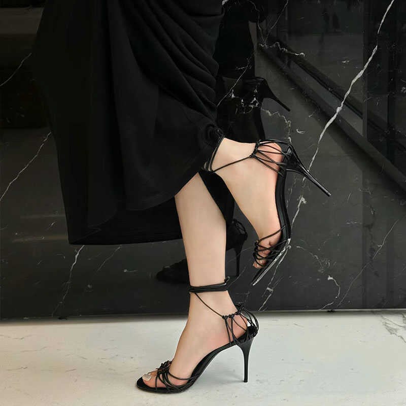 Strapless low-heeled women's shoes with hollowed-out design