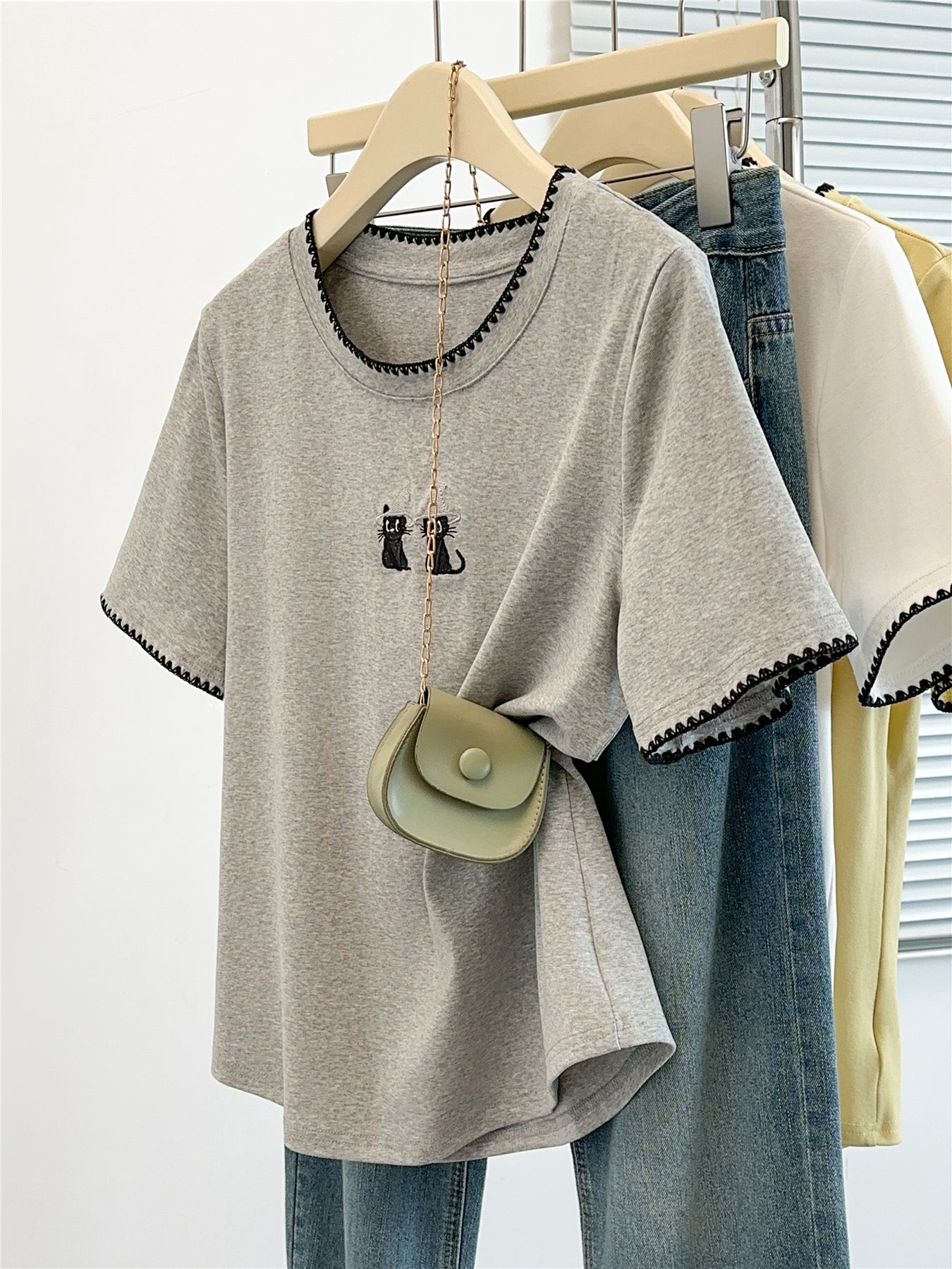 Cat shoulder straight T-shirt