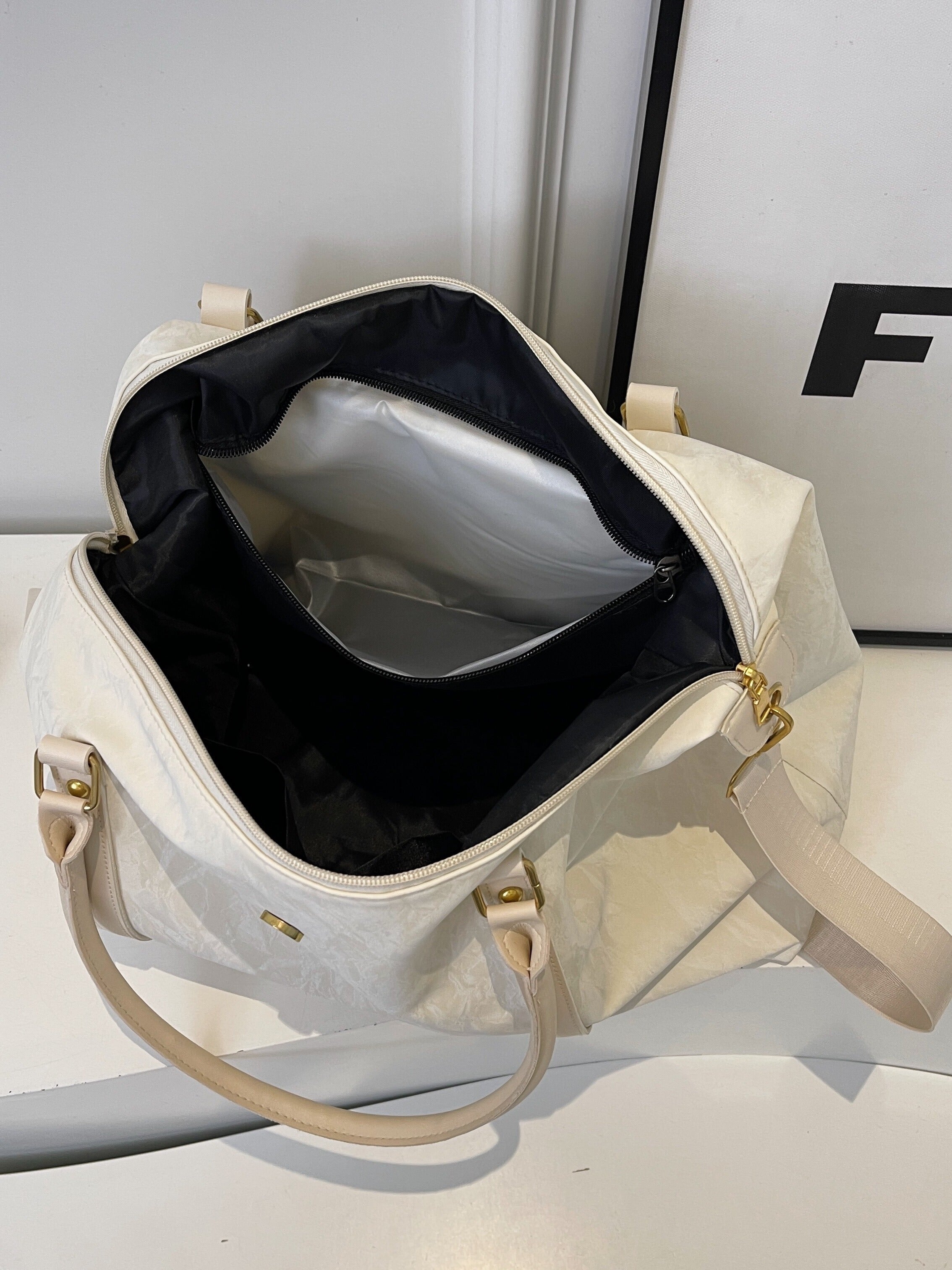 Large Capacity Hand-Carrying Short Travel Travel Bag Female Business Trip Lightweight Luggage Bag Waterproof Portable Luggage Bag Travel