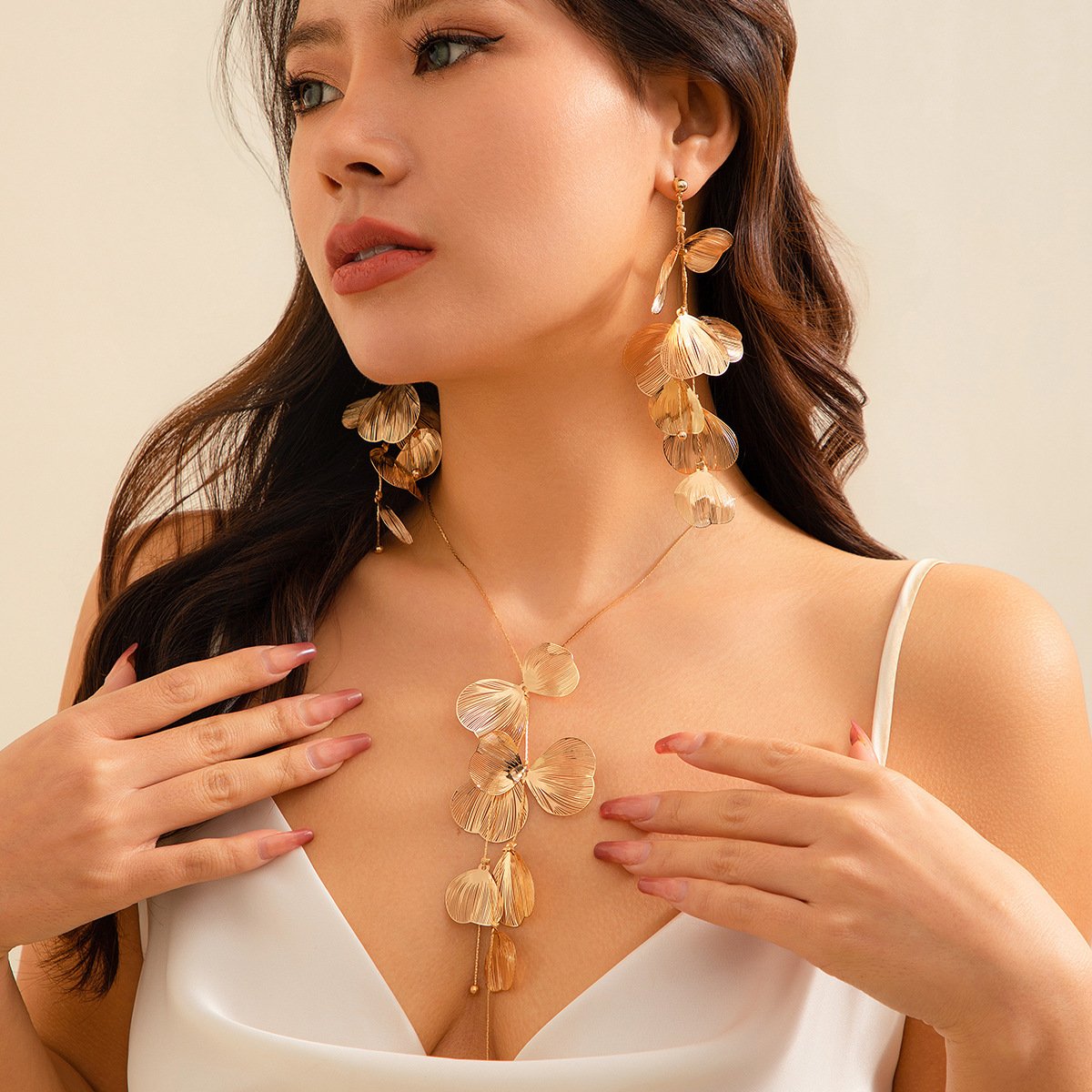 Europe and the United States cross-border jewelry niche ginkgo leaf tassel necklace sweet cool style design retro pull collar choker