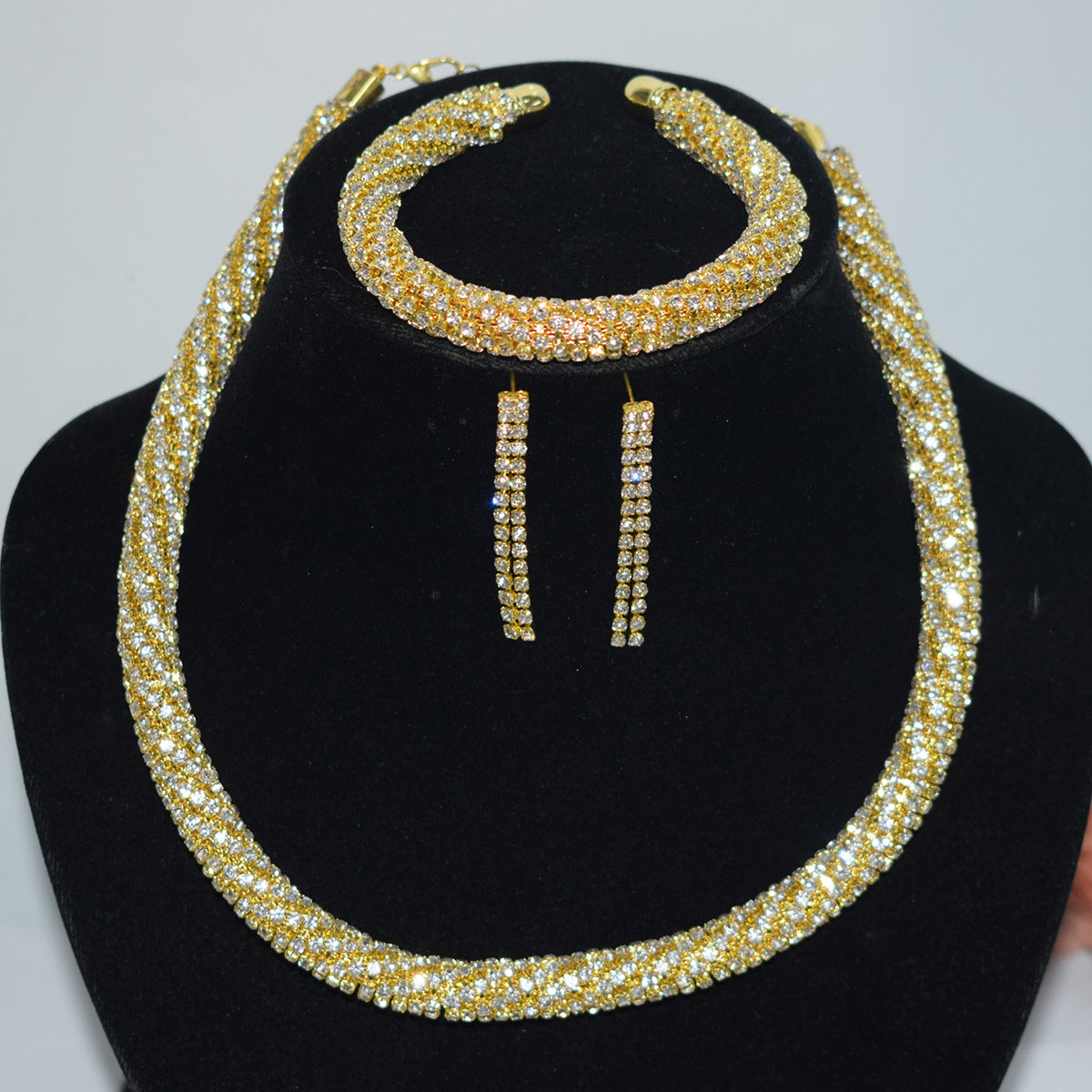 Holding necklace set