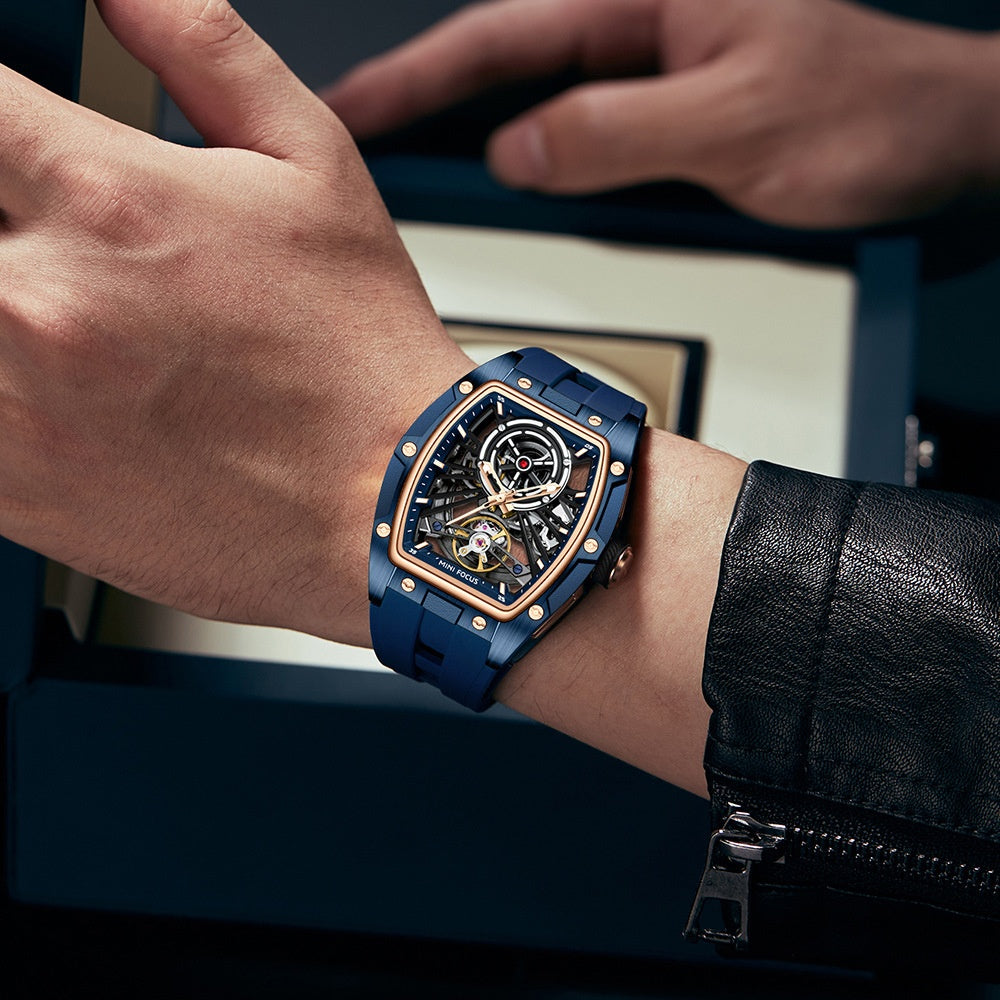 Fully hollowed-out automatic mechanical watch