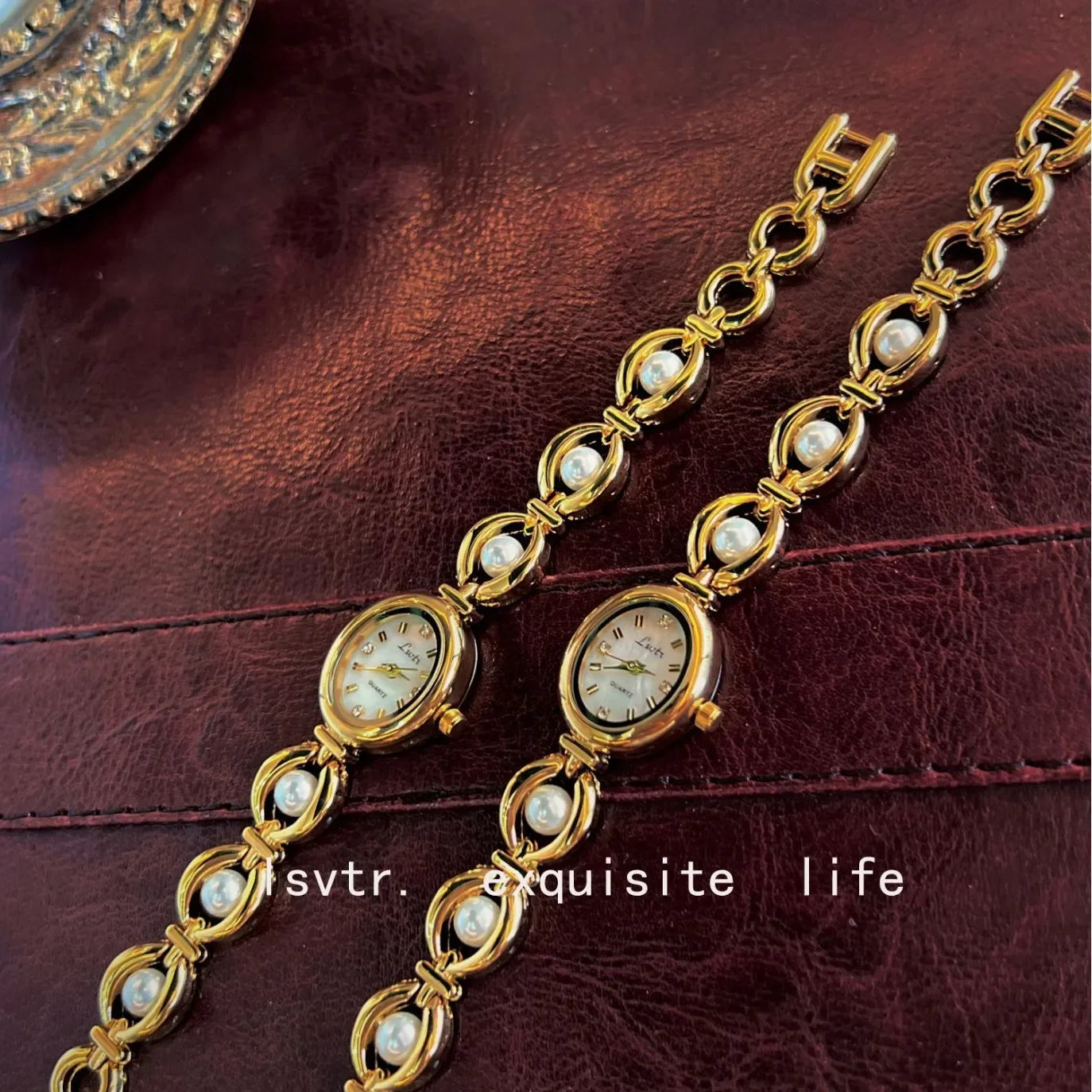 A mid-history light luxury imitation pearl watch with elegant bracelet for women