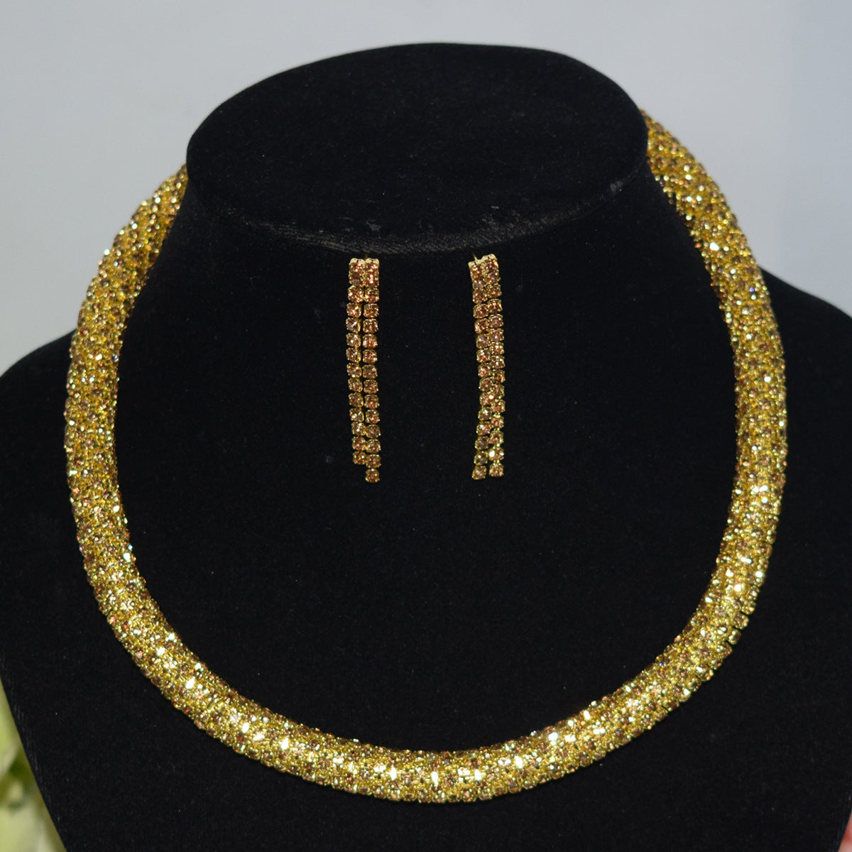 Holding necklace set