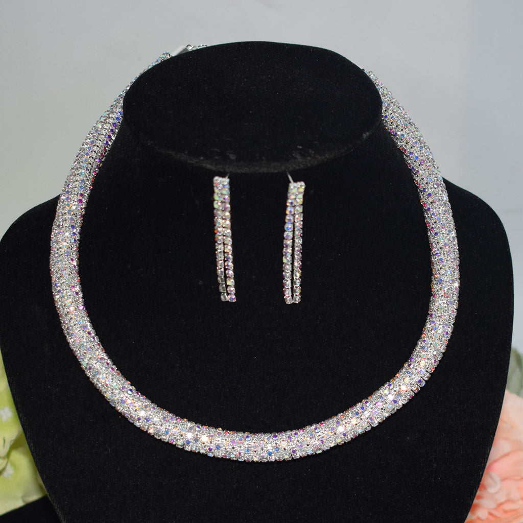 Holding necklace set