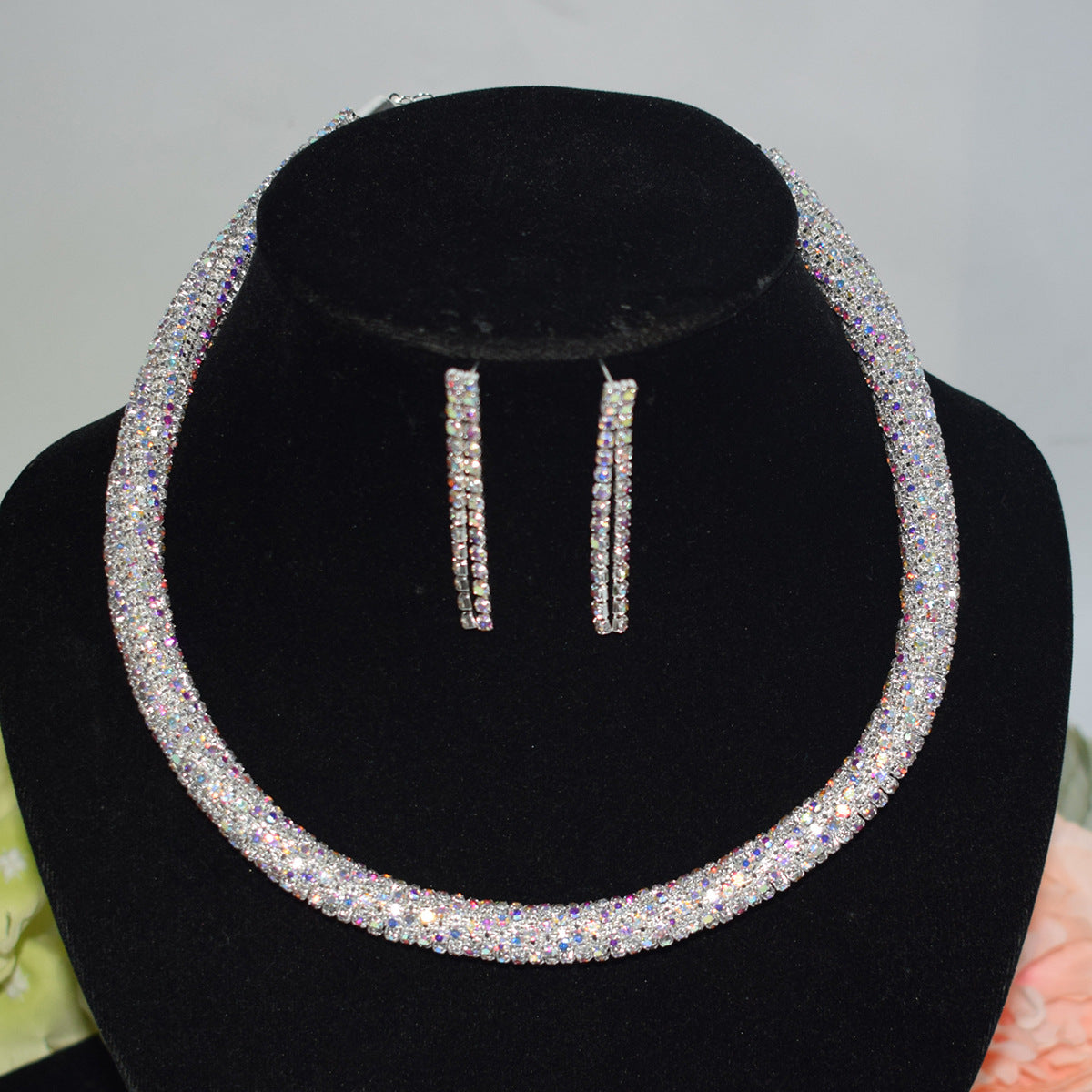 Holding necklace set