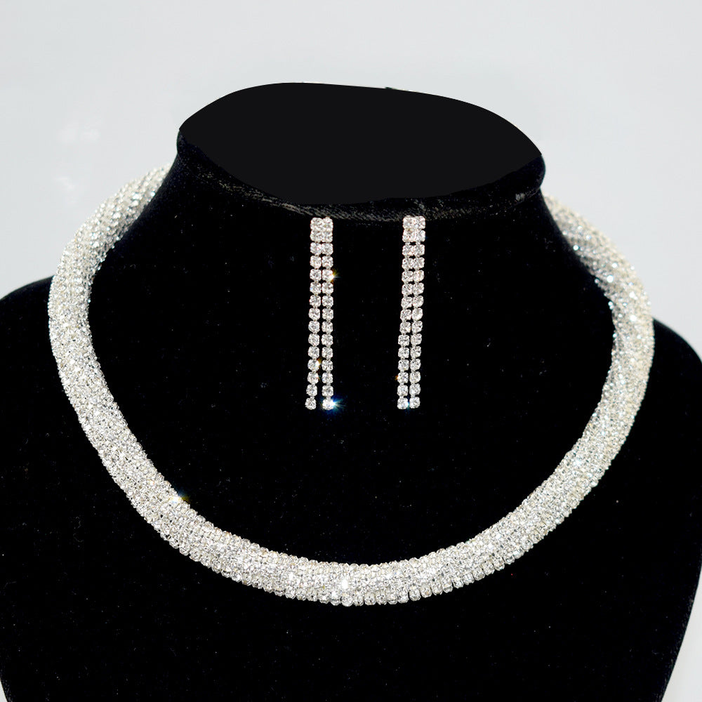 Holding necklace set