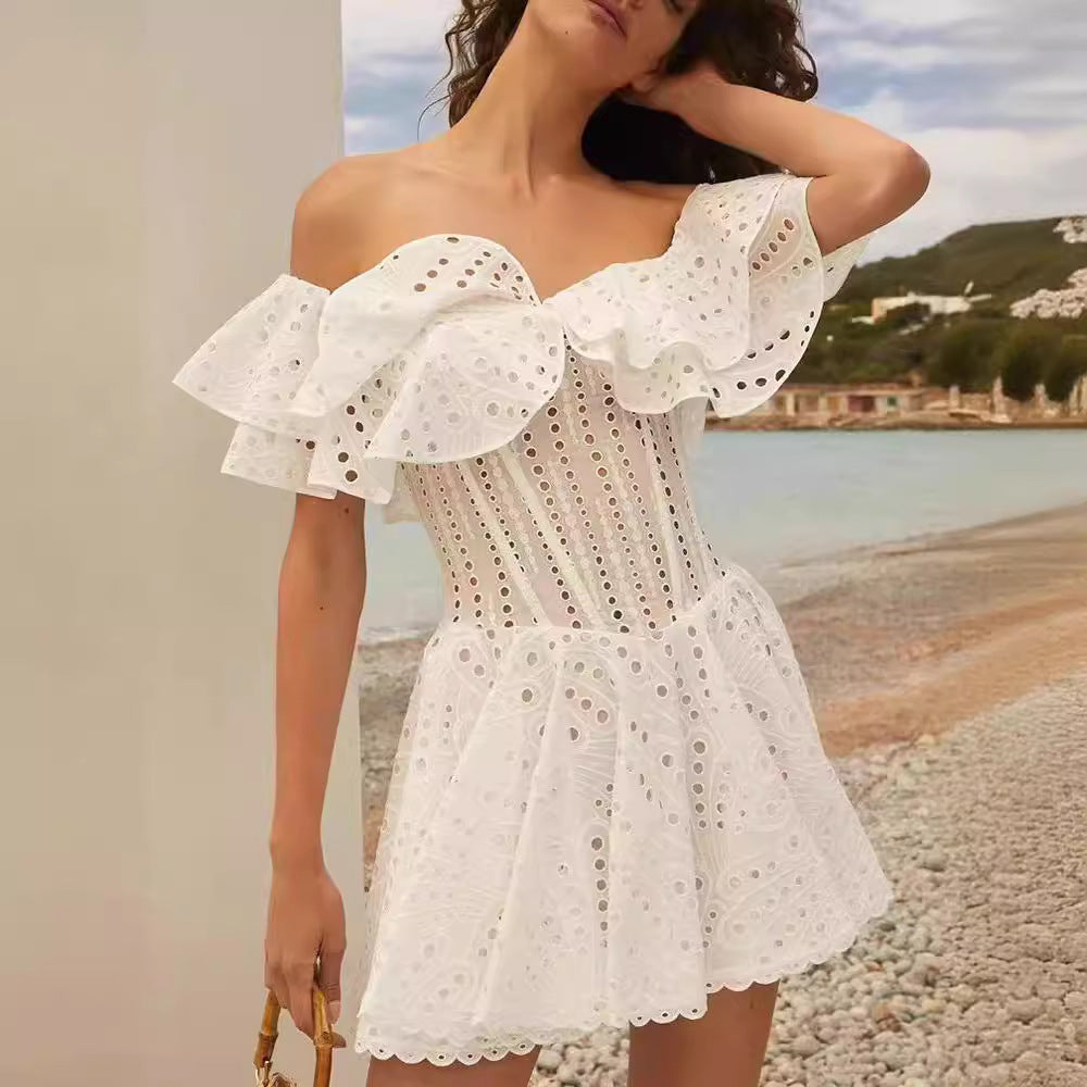 A slimming dress with embroidered cutout and a cinched waist