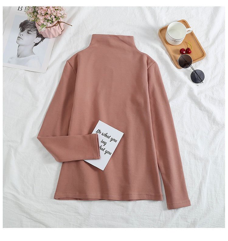 A velvet long-sleeved T-shirt as a base layer for women in solid colors