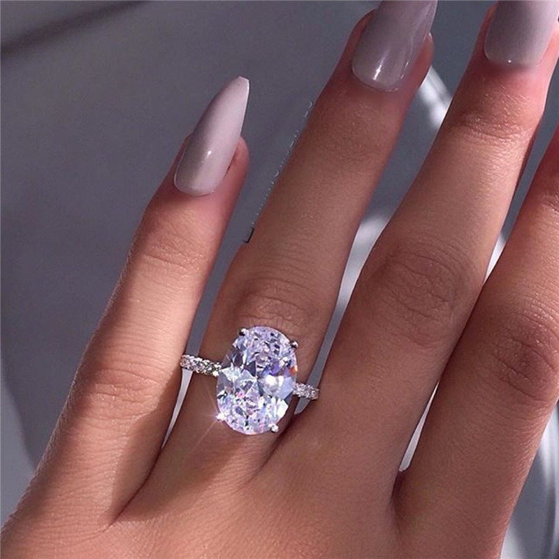 A large oval zircon ring plated with white gold