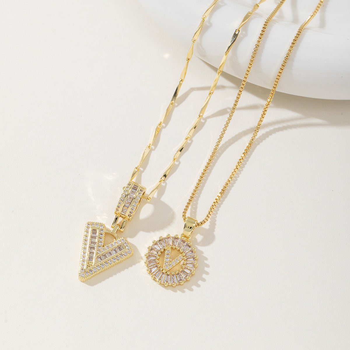 A 26-letter zirconia pendant inlaid with rock sugar copper
