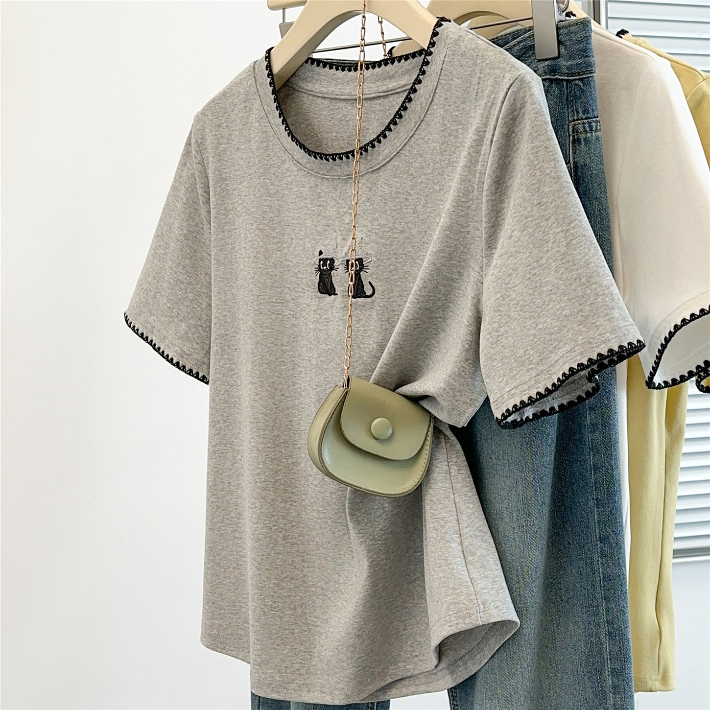 Cat shoulder straight T-shirt