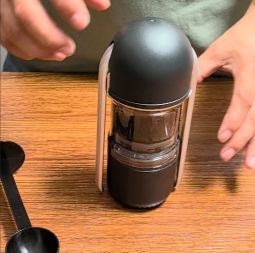 Hand-operated portable Italian coffee machine