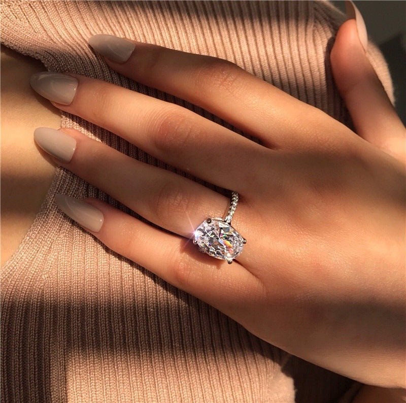 A large oval zircon ring plated with white gold