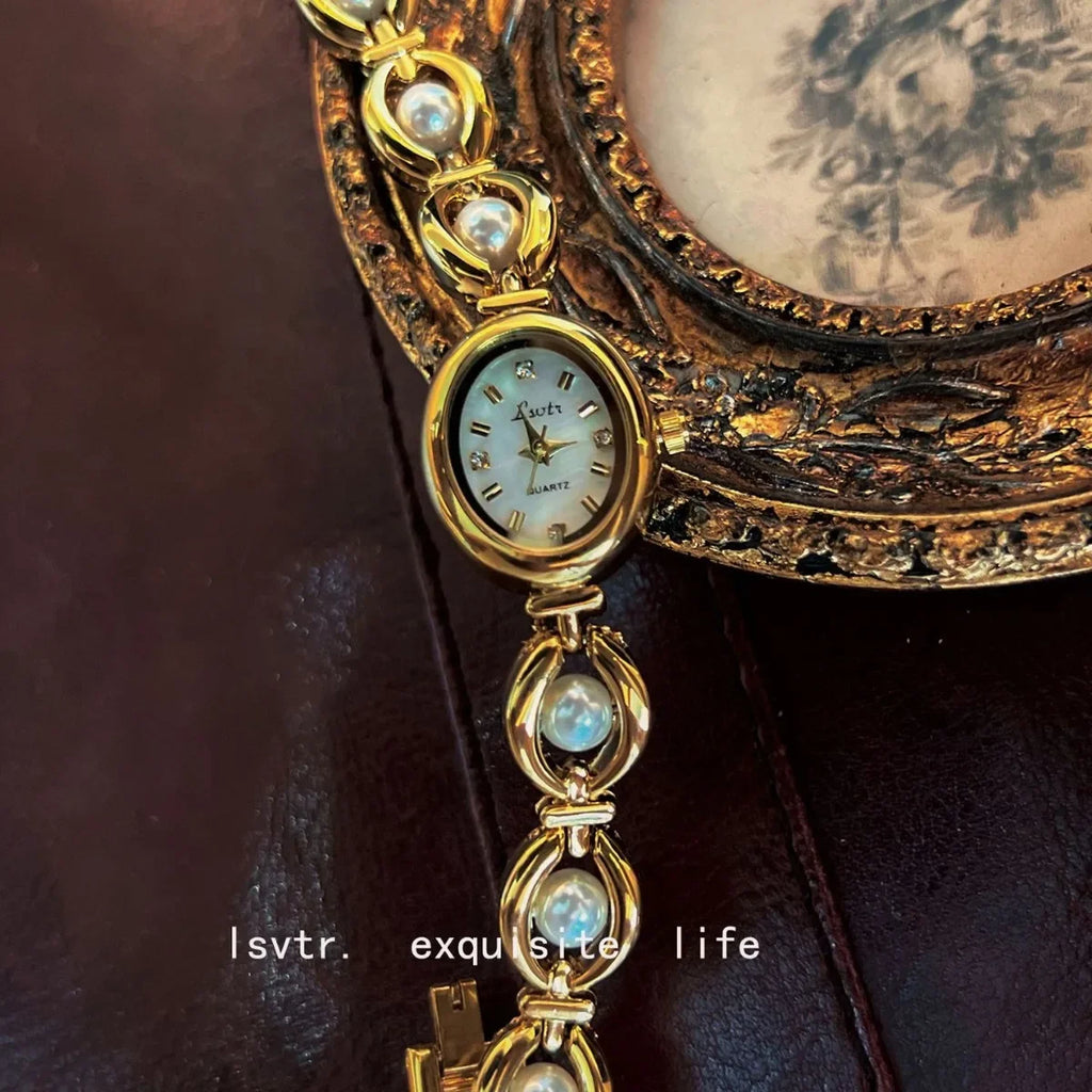 A mid-history light luxury imitation pearl watch with elegant bracelet for women