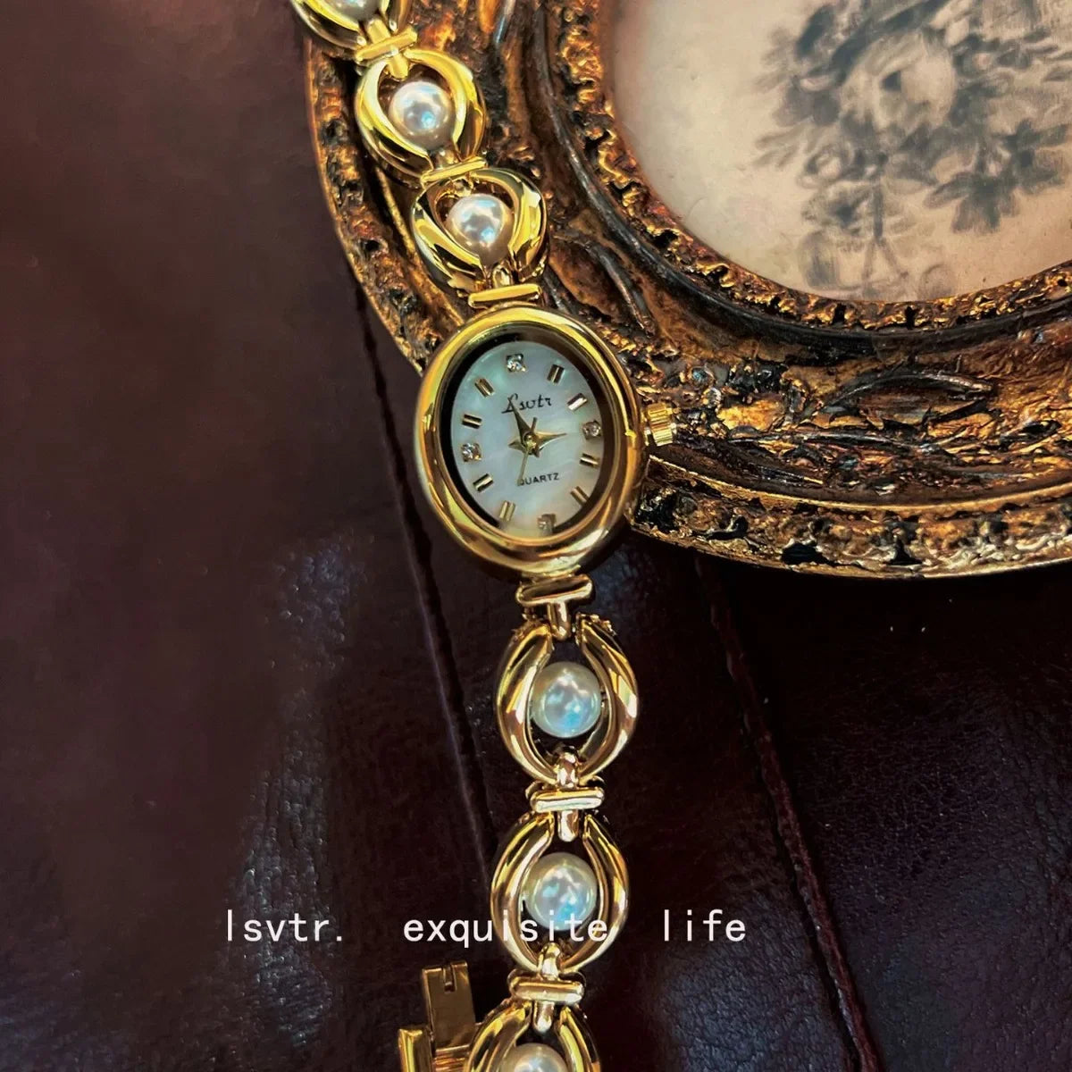 A mid-history light luxury imitation pearl watch with elegant bracelet for women