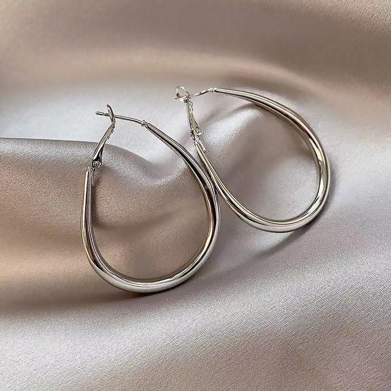 Simple and fashionable temperament earrings