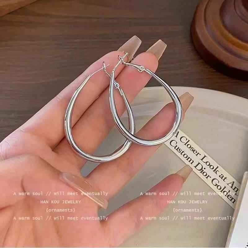 Simple and fashionable temperament earrings