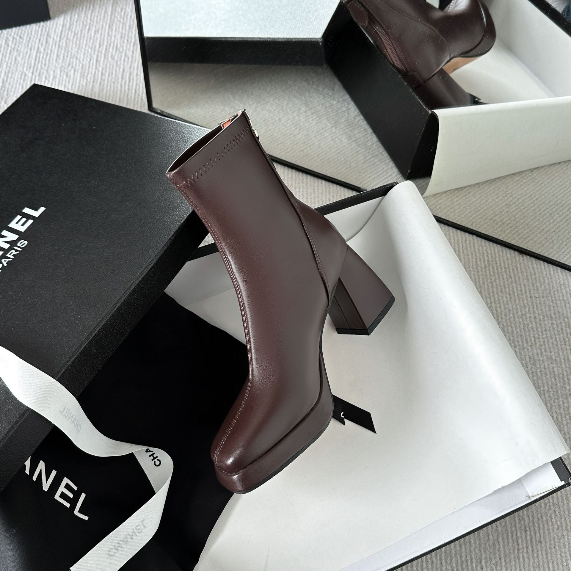 French high-heeled waterproof boots