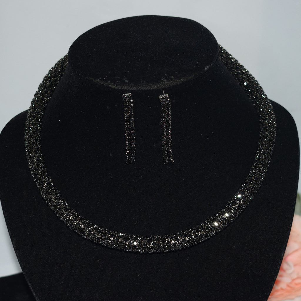 Holding necklace set