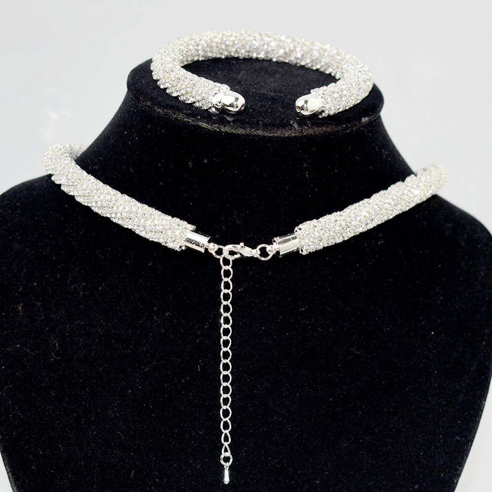 Holding necklace set