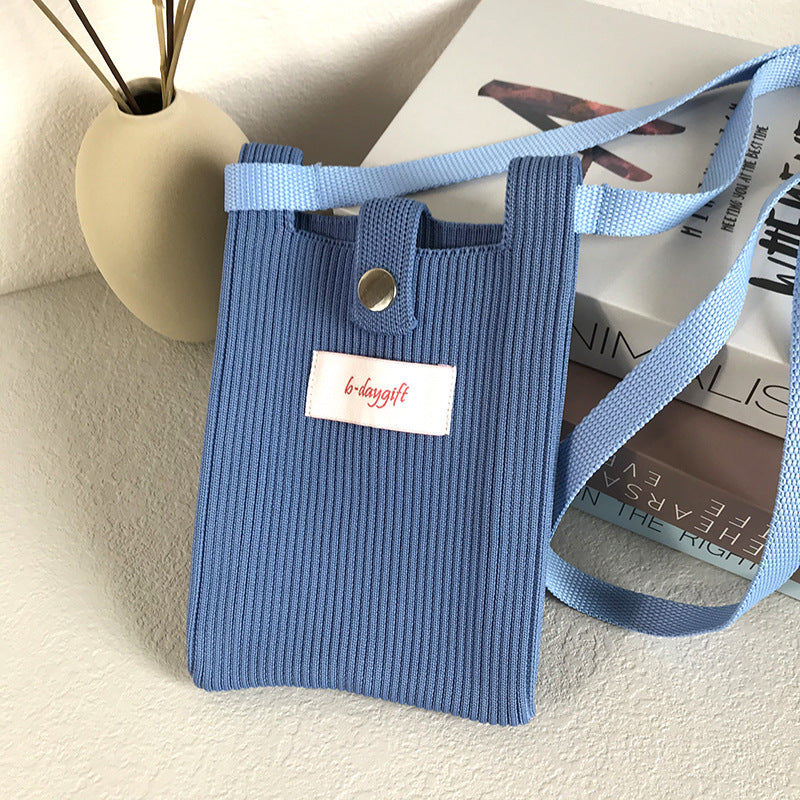A fashionable single-shoulder bag made of wool