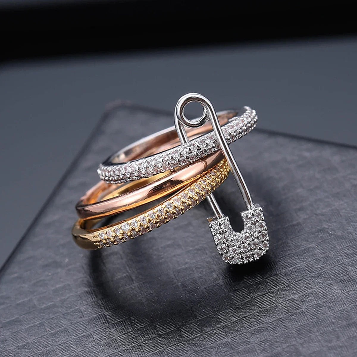Luxury-simplified three-color ring with detachable design
