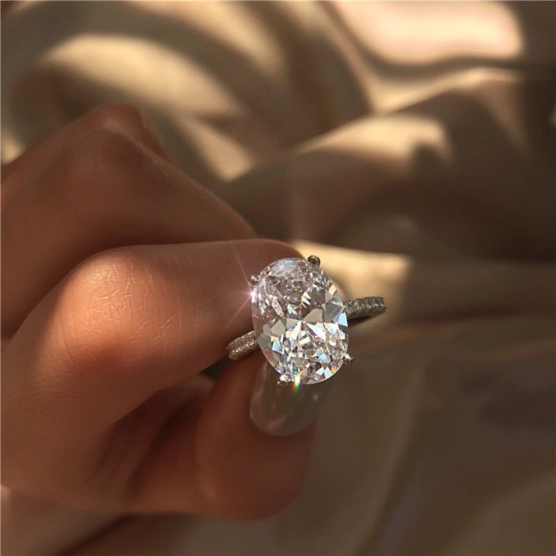 A large oval zircon ring plated with white gold