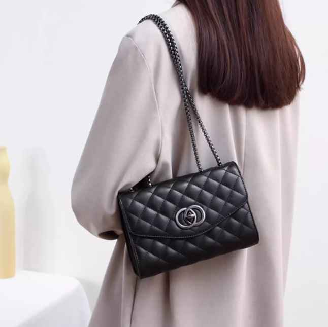 Chain shoulder bag