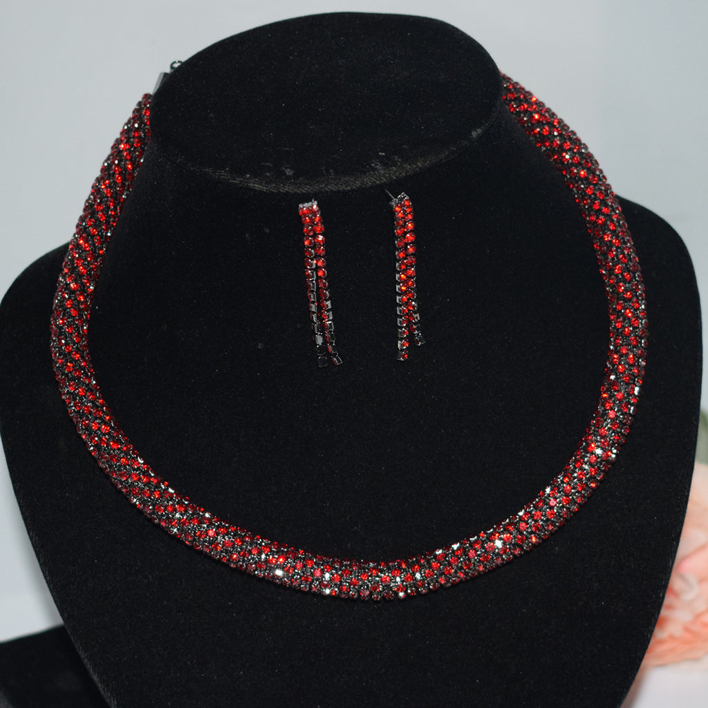 Holding necklace set