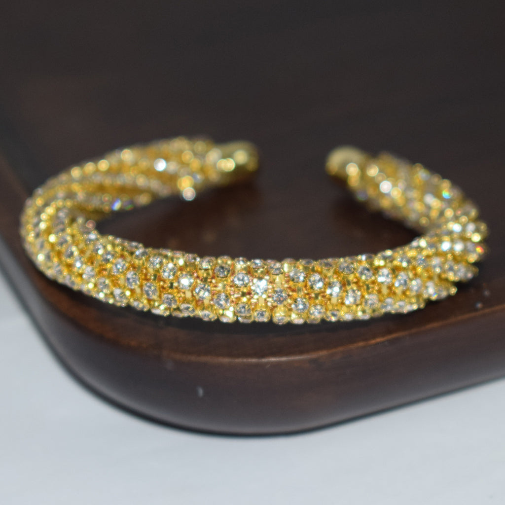 Holding necklace set