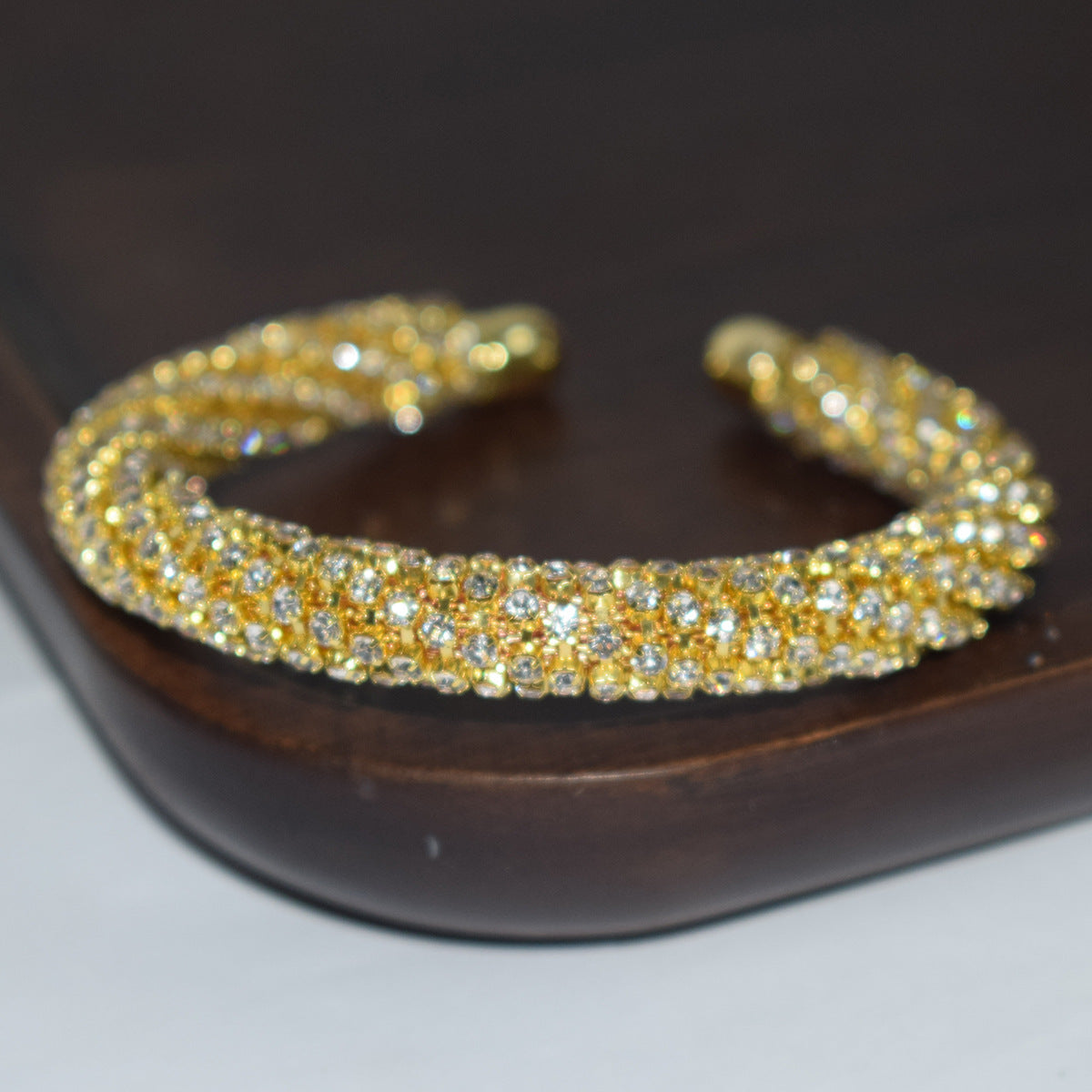 Holding necklace set