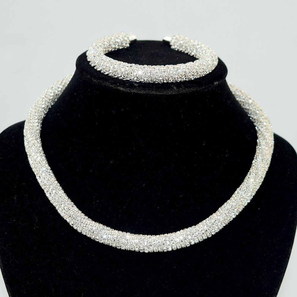 Holding necklace set