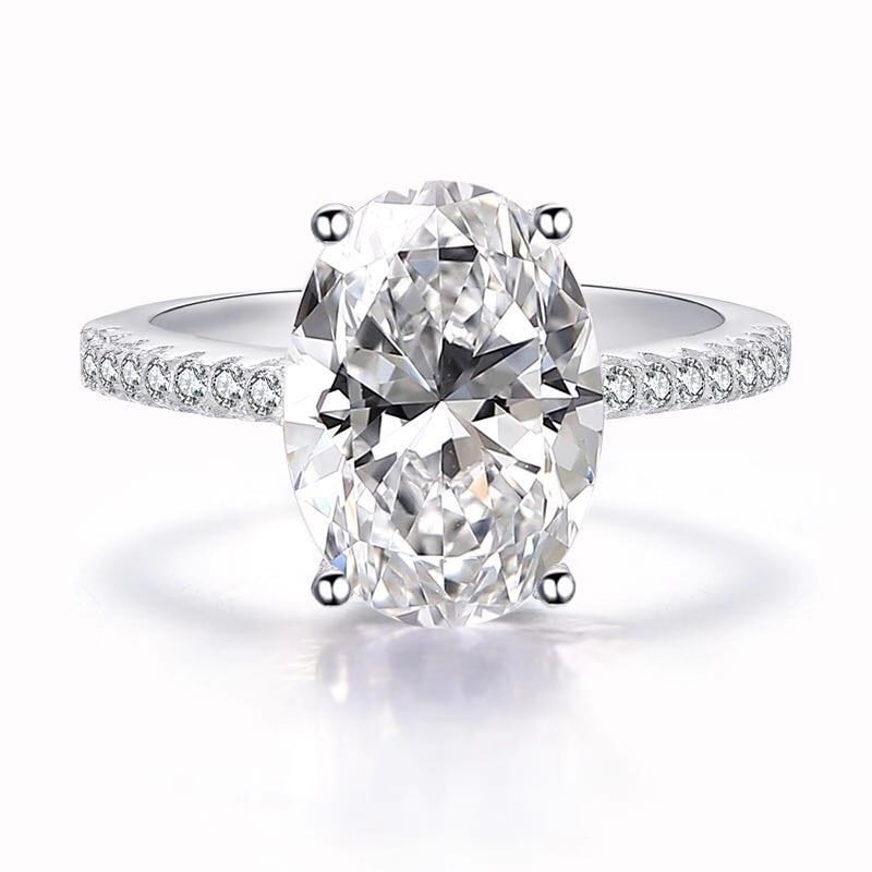 A large oval zircon ring plated with white gold