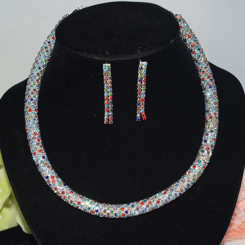 Holding necklace set