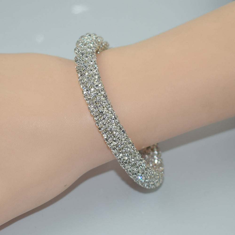 Holding necklace set