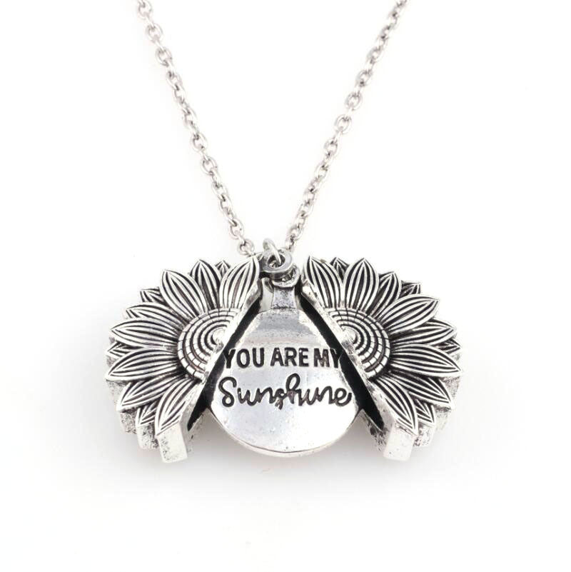 Engraved pendant necklace