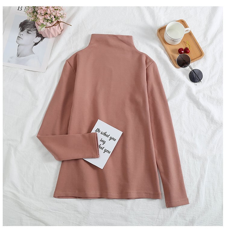 A velvet long-sleeved T-shirt as a base layer for women in solid colors